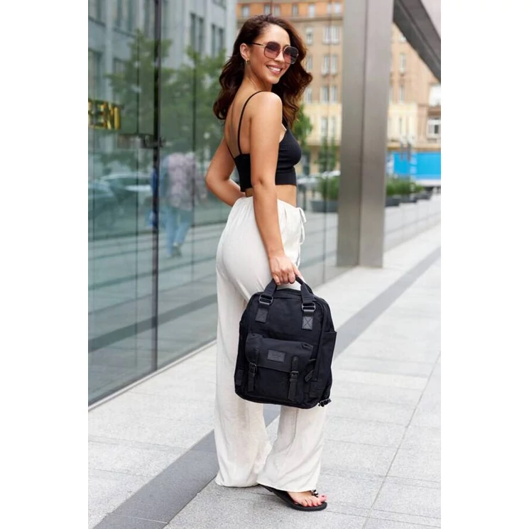 Tágas, városi hátizsák laptoptartóval Fekete színben
