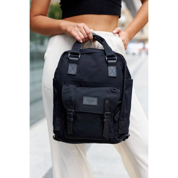 Tágas, városi hátizsák laptoptartóval Fekete színben