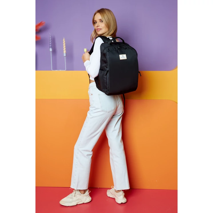 Laptoptartós városi hátizsák Fekete színben