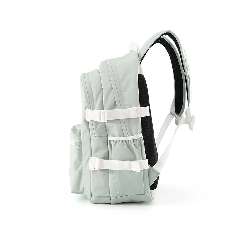 Városi, tágas hátizsák vízálló anyagból Mentazöld színben