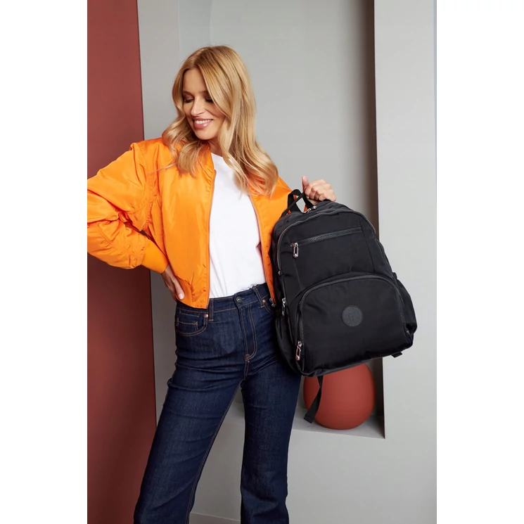 Tágas Sokzsebes Női hátizsák fekete színben