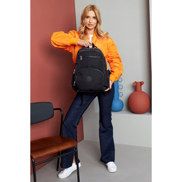 Tágas Sokzsebes Női hátizsák fekete színben