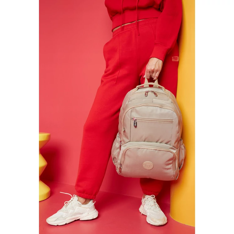 Tágas Sokzsebes Női hátizsák bézs színben