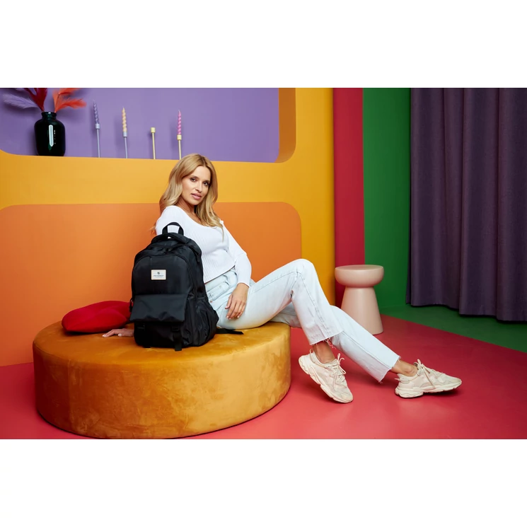 Női Nagyméretű Városi Hátizsák Fekete színben