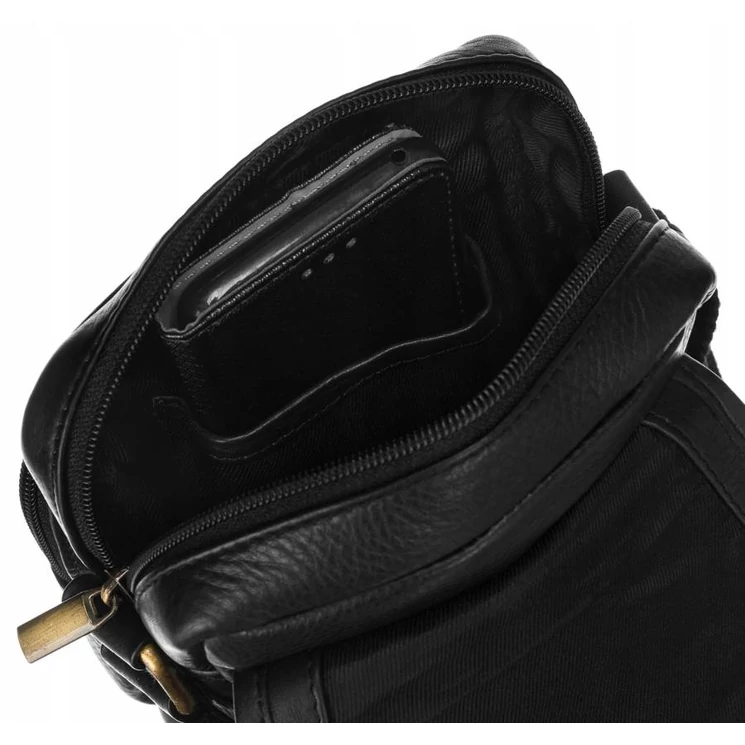  Férfi oldaltáska fekete színben