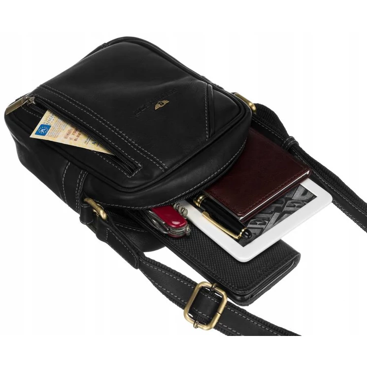  Férfi oldaltáska fekete színben