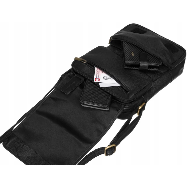 Férfi oldaltáska fekete színben
