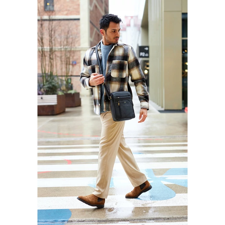 Férfi oldaltáska fekete színben