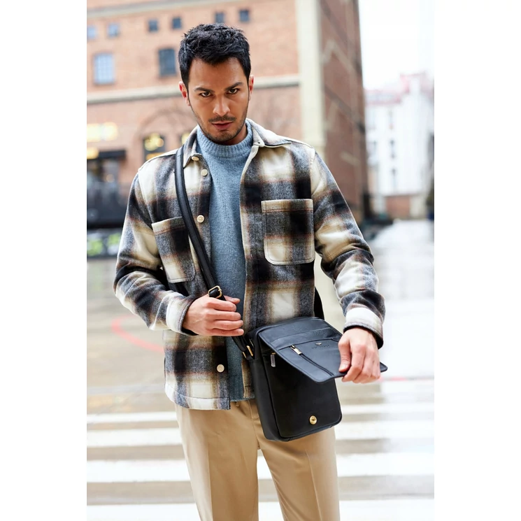 Férfi oldaltáska fekete színben