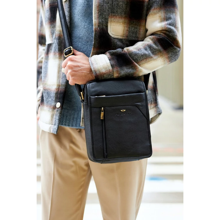 Férfi oldaltáska fekete színben