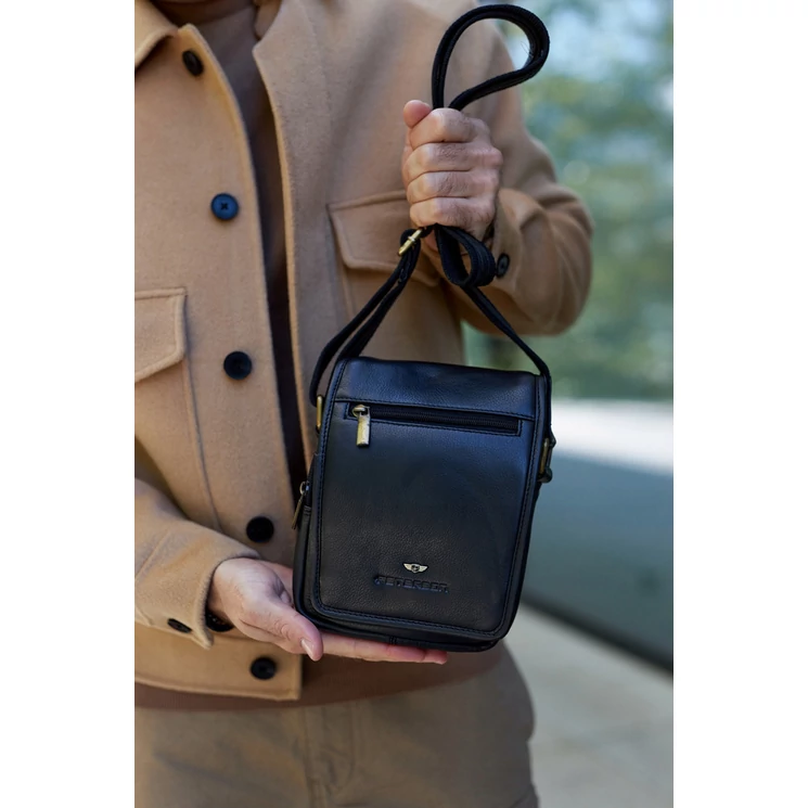  Férfi oldaltáska fekete színben