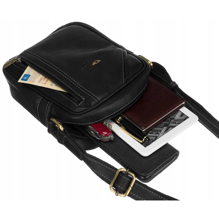  Férfi oldaltáska fekete színben