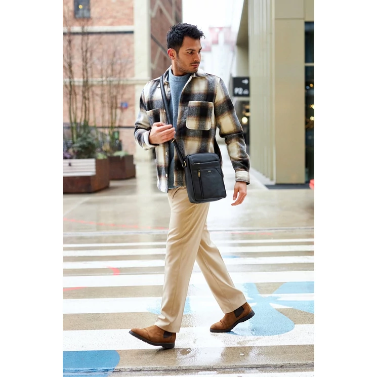 Férfi oldaltáska fekete színben