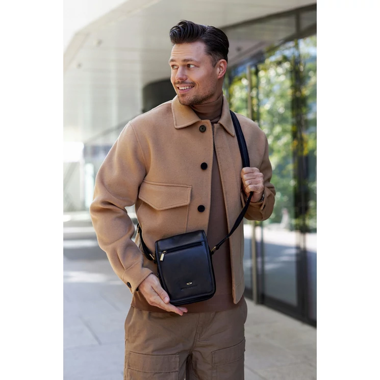  Férfi oldaltáska fekete színben