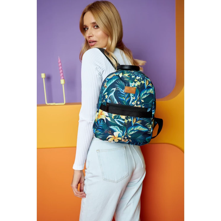 Tágas női városi hátizsák divatos mintában