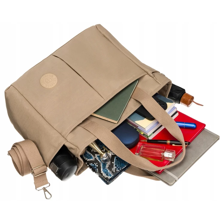 Nagyméretű női válltáska hosszúpánttal