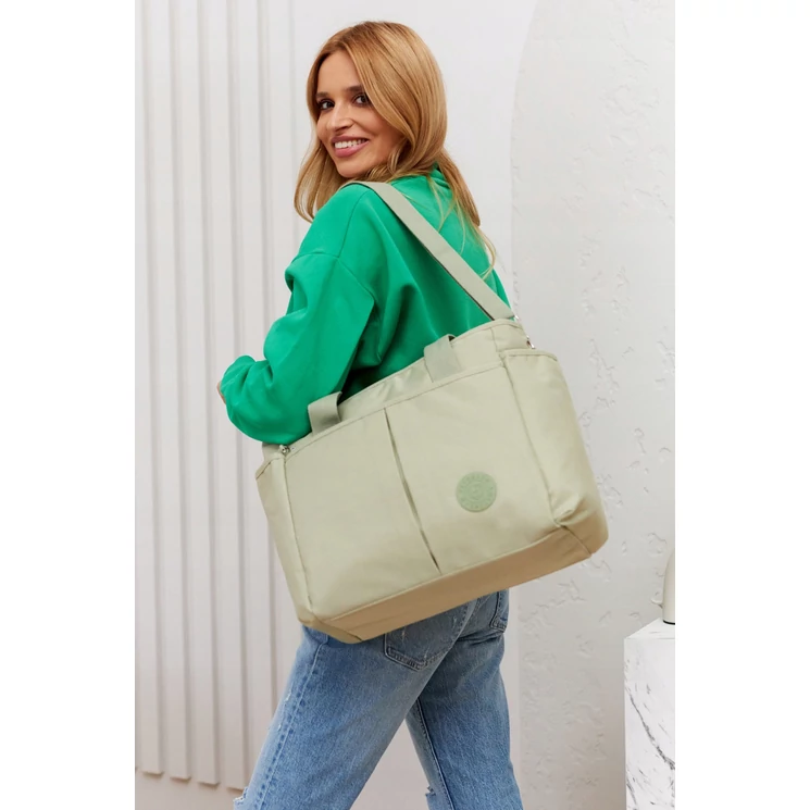 Nagyméretű női válltáska hosszúpánttal