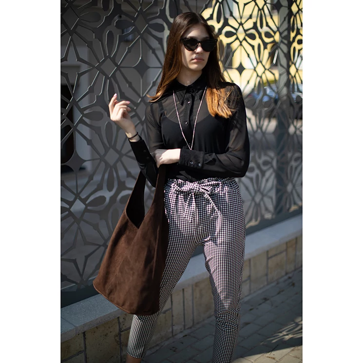 Valódi velúrbőr női táska sötétbarna színben