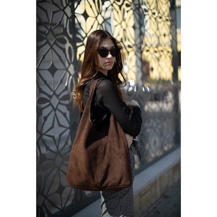 Valódi velúrbőr női táska sötétbarna színben