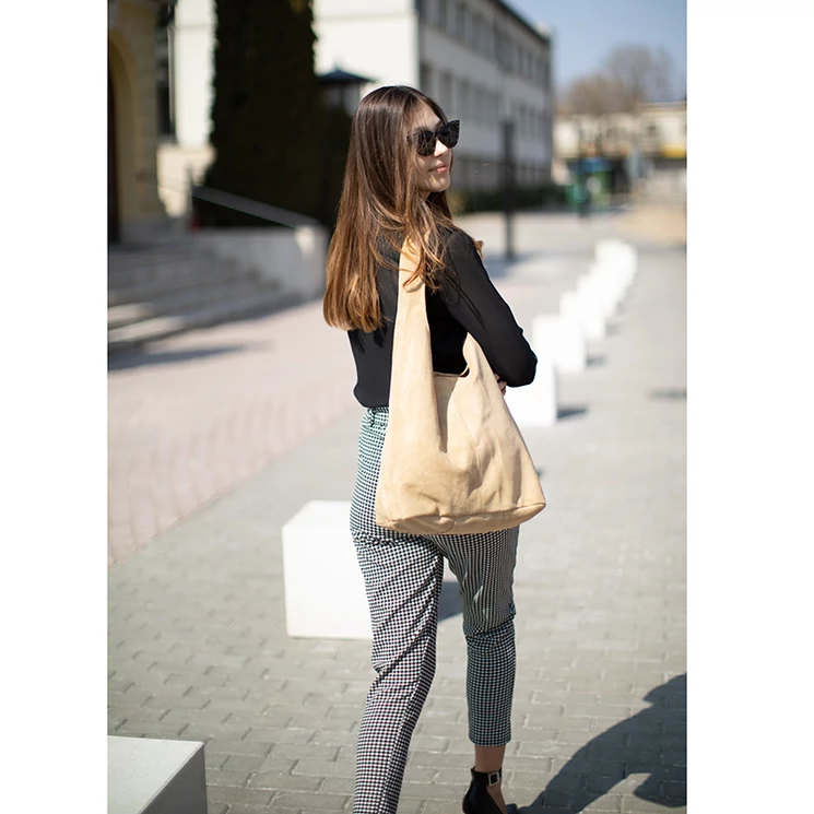 Valódi velúrbőr női táska bézs színben