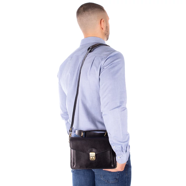 Praktikus férfi bőrtáska sötétbarna színben