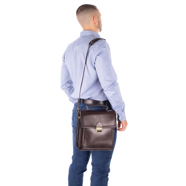  Valódi bőr férfi oldaltáska sötétbarna színben