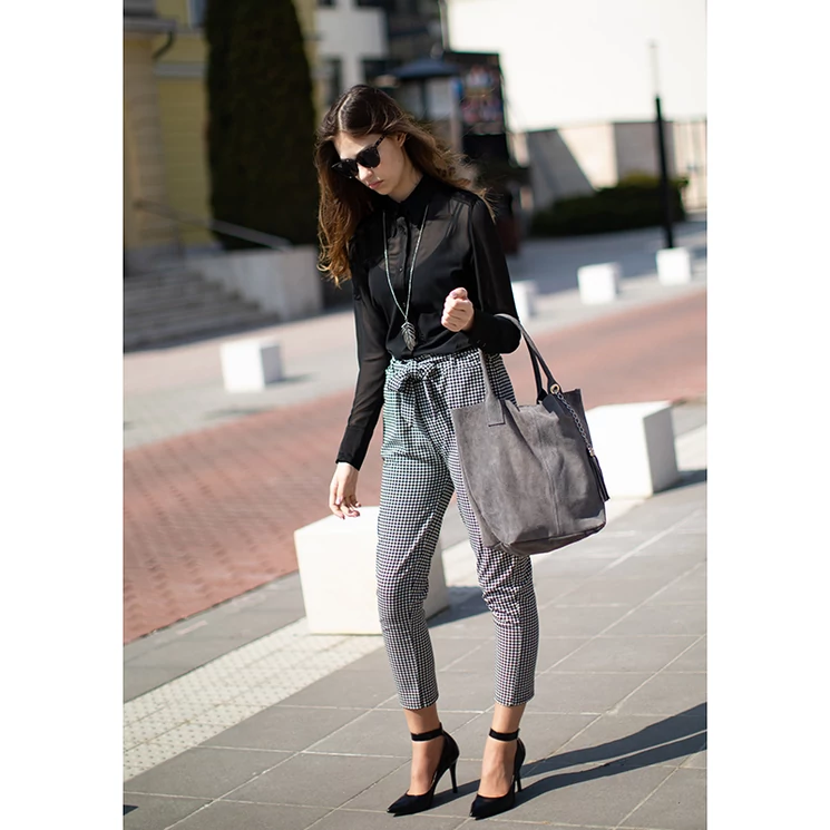 Valódi velúrbőr női táska sötétszürke színben