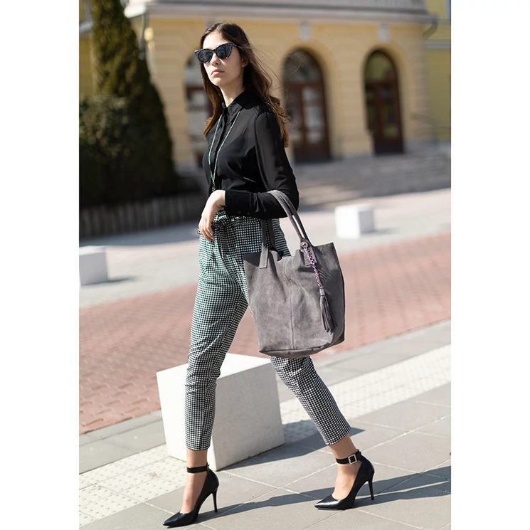 Valódi velúrbőr női táska sötétszürke színben