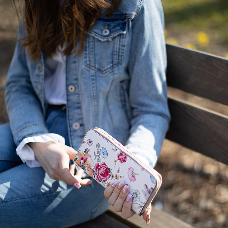 Valódi bőr fehér színű körbezippes női pénztárca
