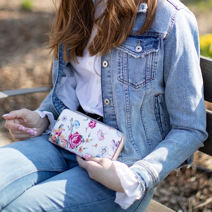 Valódi bőr fehér színű körbezippes női pénztárca