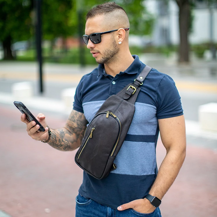 Valódi bőr testtáska fekete színben