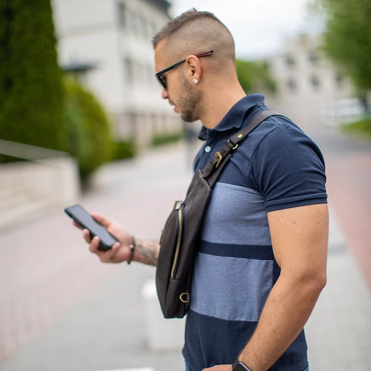 Valódi bőr testtáska fekete színben