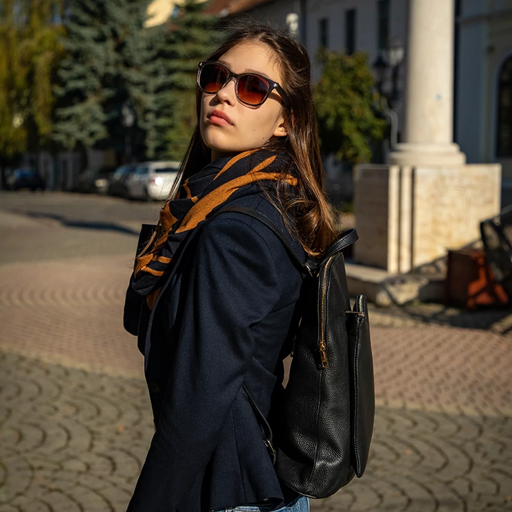 Valódi bőr női hátizsák Ipad tartóval fekete színben