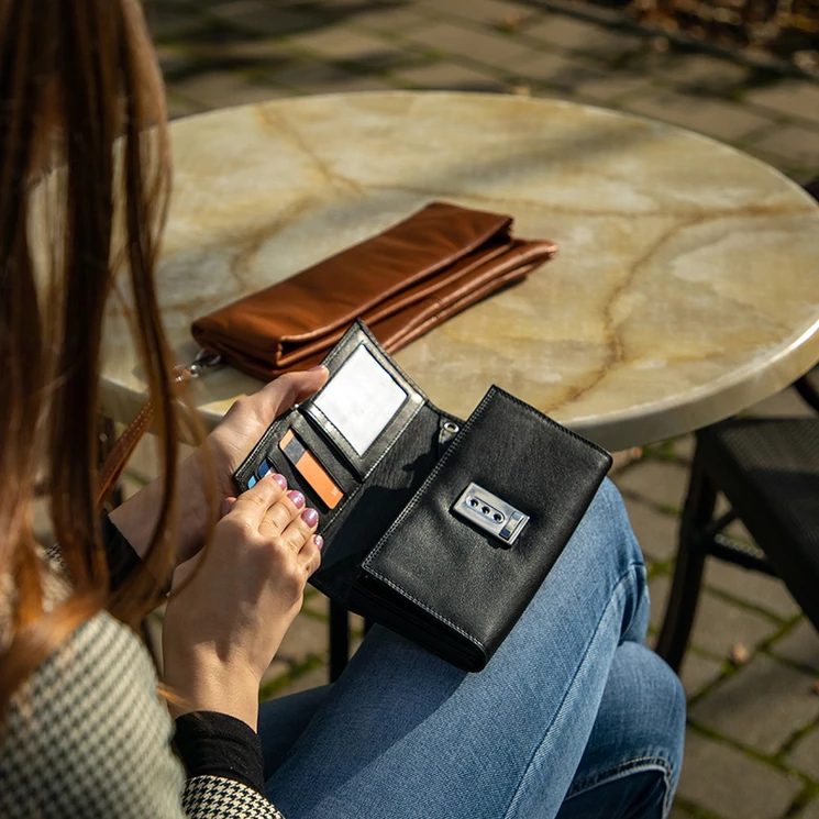 Vera Pelle valódibőr Brifkó pénztárca pincér pénztárca fekete színben