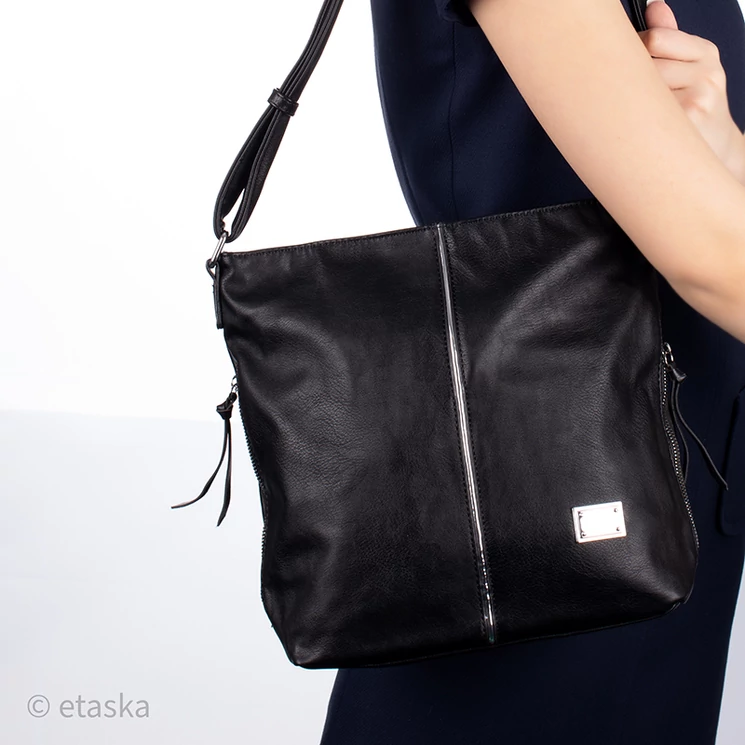 Sokzsebes  női oldaltáska fekete színben 