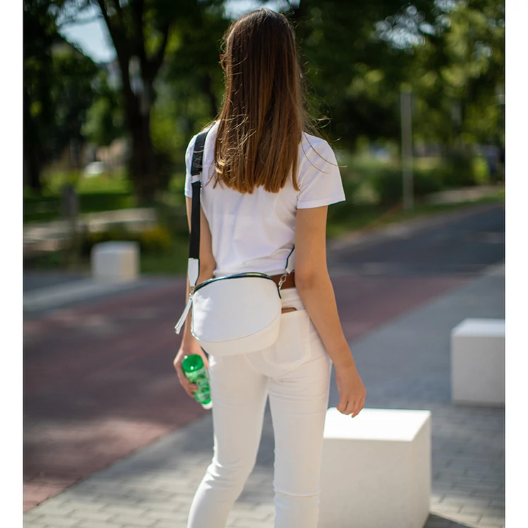 Keresztpántos női oldaltáska fuchsia színben 