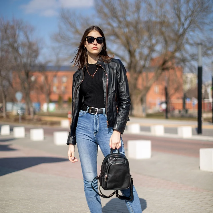 Női hátizsák fekete színben