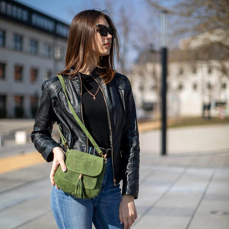 Valódi bőr női oldaltáska fekete színben