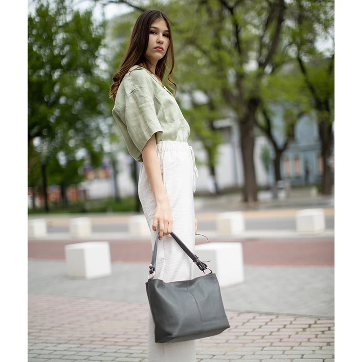 Valódi bőr női táska szürke színben