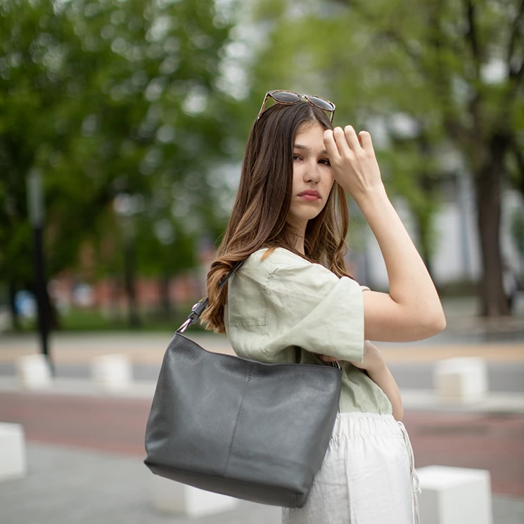 Valódi bőr női táska szürke színben