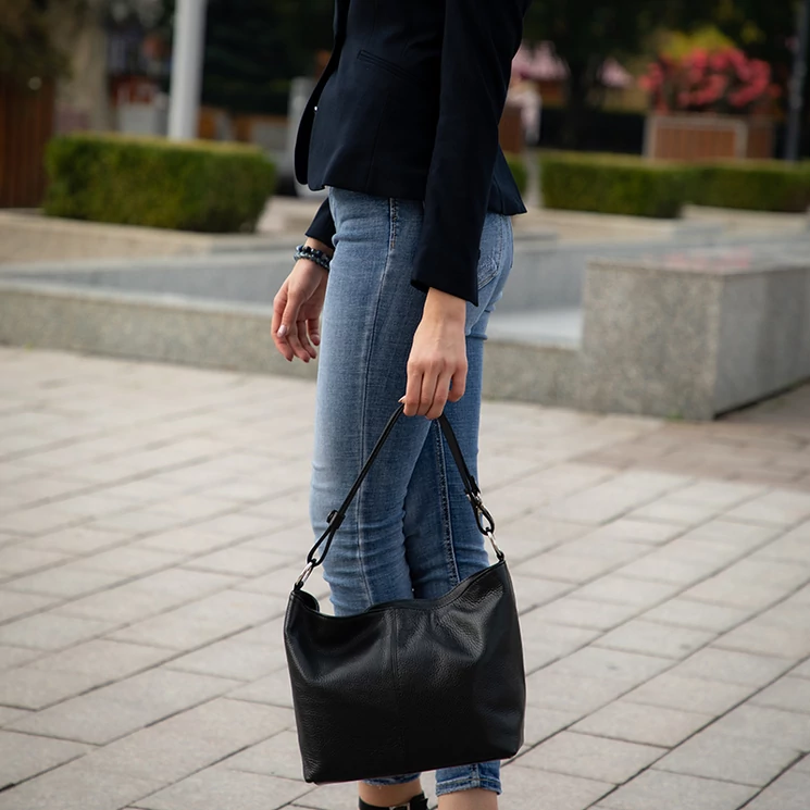 Valódi bőr női táska fekete színben