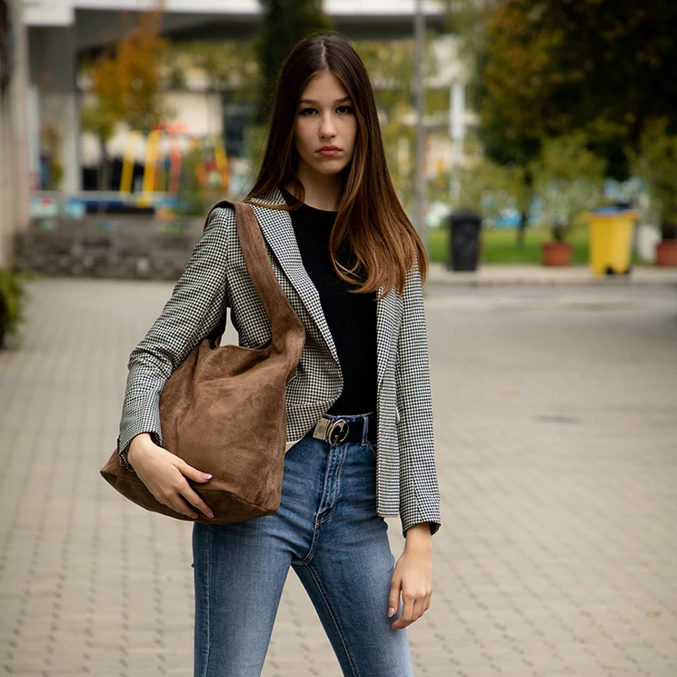 Valódi velúrbőr női táska sötét taupe színben