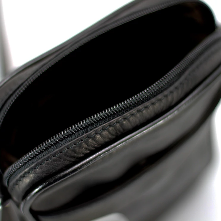 Valódi bőr férfi oldaltáska fekete színben Made in Italy