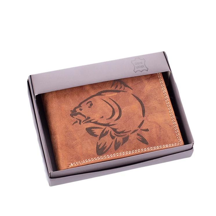 Bivalybőr horgász pénztárca díszdobozban ponty mintával RFID rendszerrel