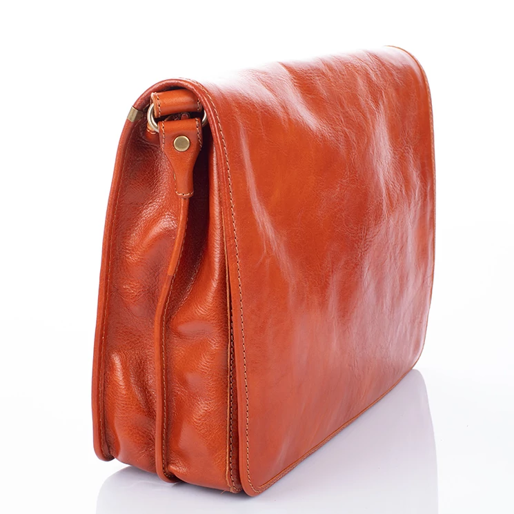 Valódi bőr férfi válltáska világosbarna színben