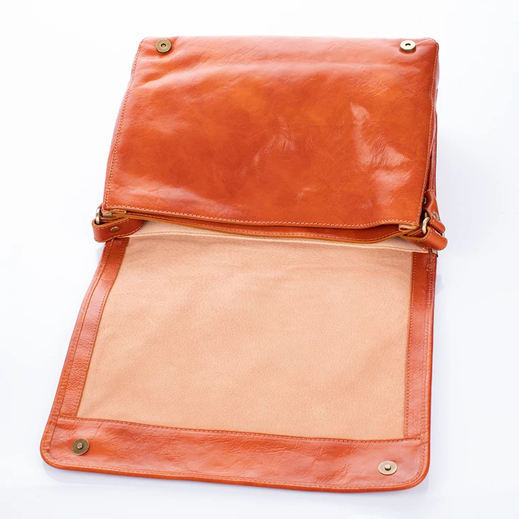 Valódi bőr férfi válltáska világosbarna színben