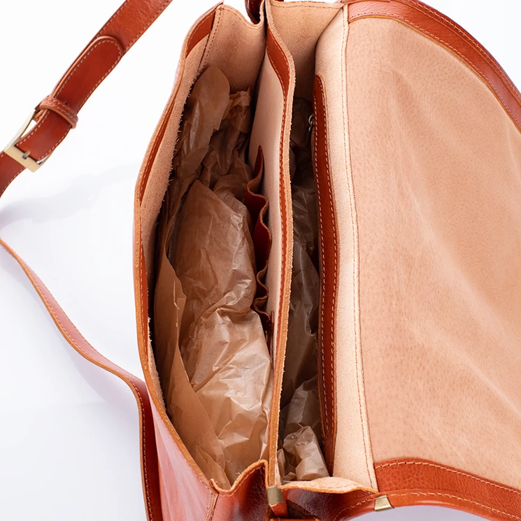 Valódi bőr férfi válltáska világosbarna színben