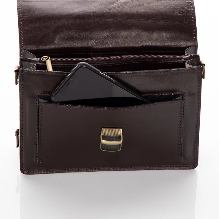 Praktikus férfi bőrtáska sötétbarna színben
