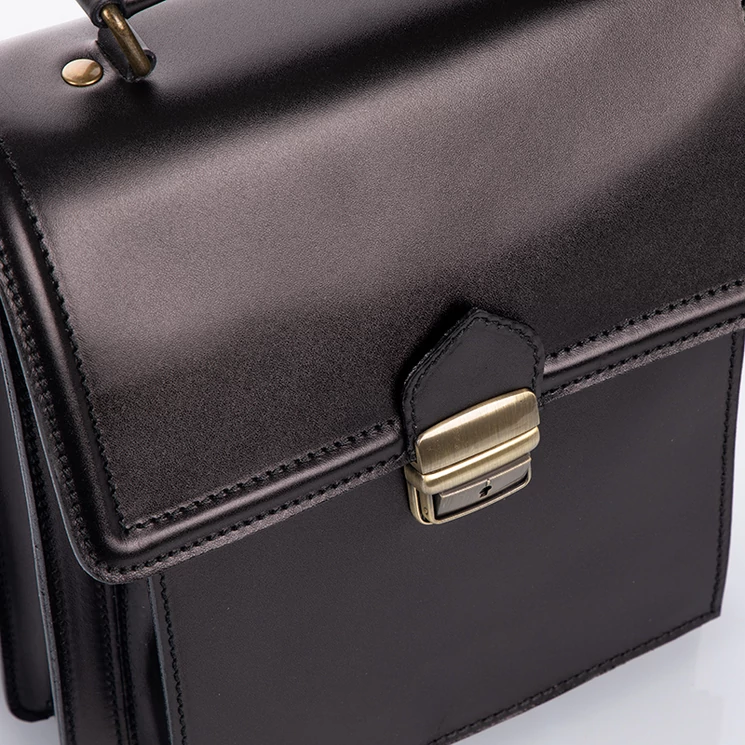  Valódi bőr férfi oldaltáska fekete színben