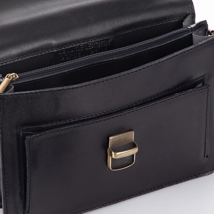 Praktikus férfi bőrtáska sötétbarna színben